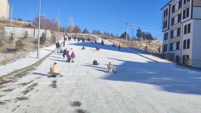 Erzincan’ın Tercan ilçesinde etkili olan soğuk hava, çocukların eğlencesine engel
