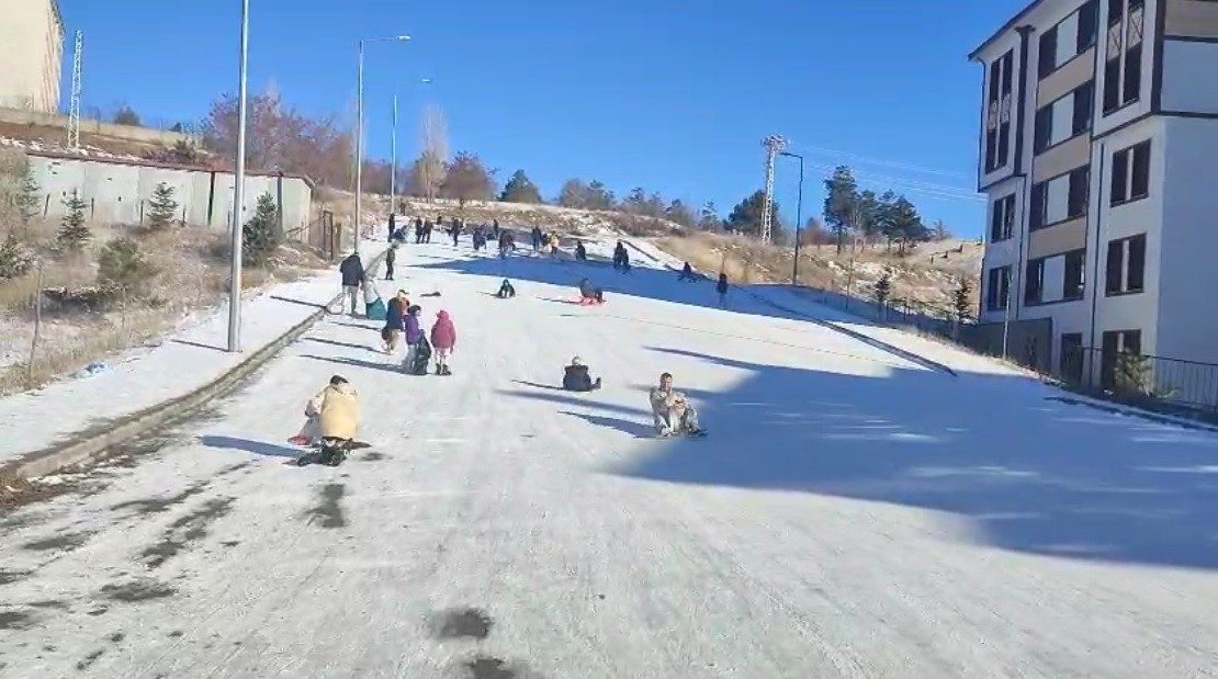 Erzincan’ın Tercan ilçesinde etkili olan soğuk hava, çocukların eğlencesine engel