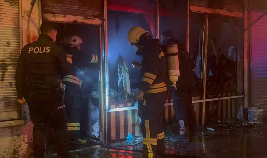 Erzincan’ın Karaağaç Mahallesi’nde gece saatlerinde bir çantacı dükkânında çıkan yangında
