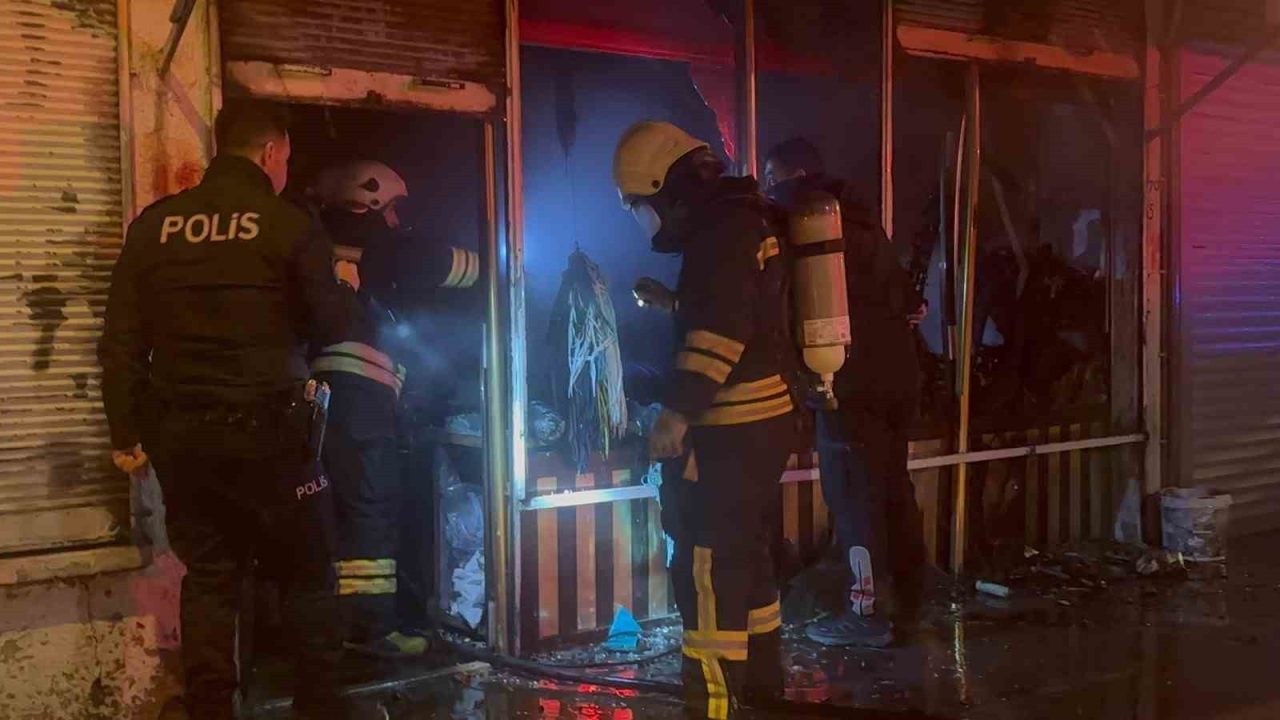 Erzincan’ın Karaağaç Mahallesi’nde gece saatlerinde bir çantacı dükkânında çıkan yangında
