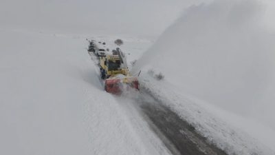 Erzincan’da etkili olan kar yağışı ve tipi nedeniyle kent genelinde