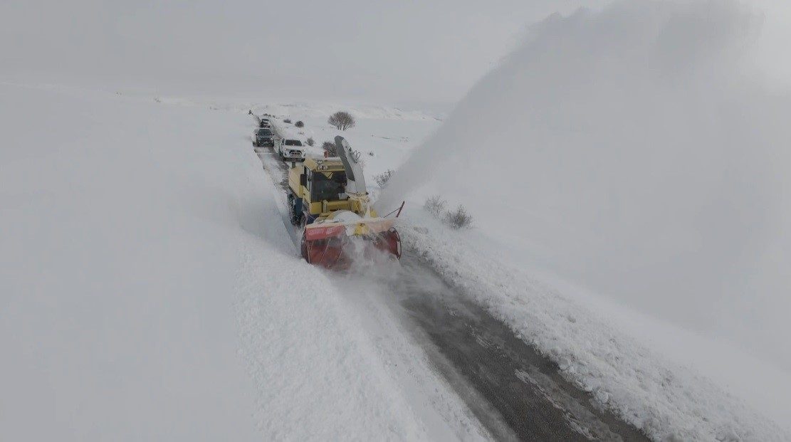 Erzincan’da etkili olan kar yağışı ve tipi nedeniyle kent genelinde