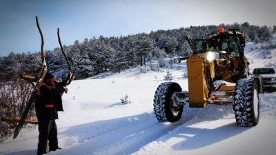 Erzincan’ın yüksek kesimlerinde aralıklarla etkisini sürdüren kar yağışı ve tipi