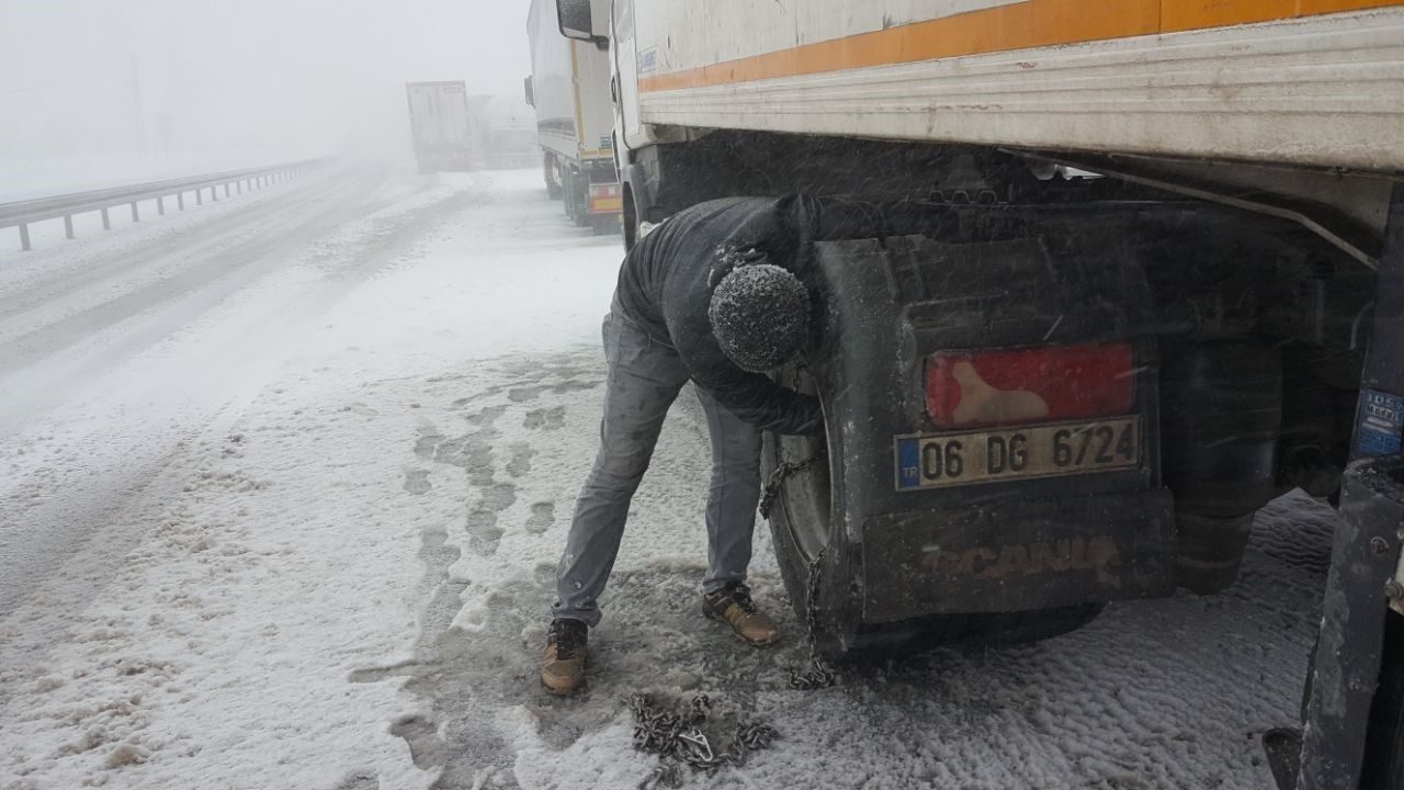 Erzincan’da kar yağışı ve tipi, ulaşımda aksamalara neden oldu. Erzincan-Sivas