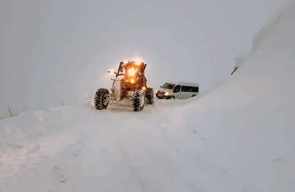 Erzincan genelinde etkili olan kar yağışı ve tipi nedeniyle 503