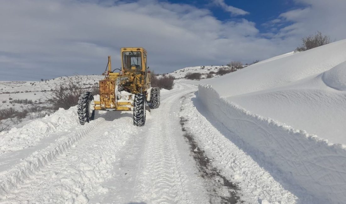 Erzincan’da etkili olan kar ve tipi nedeniyle ulaşıma kapanan köy
