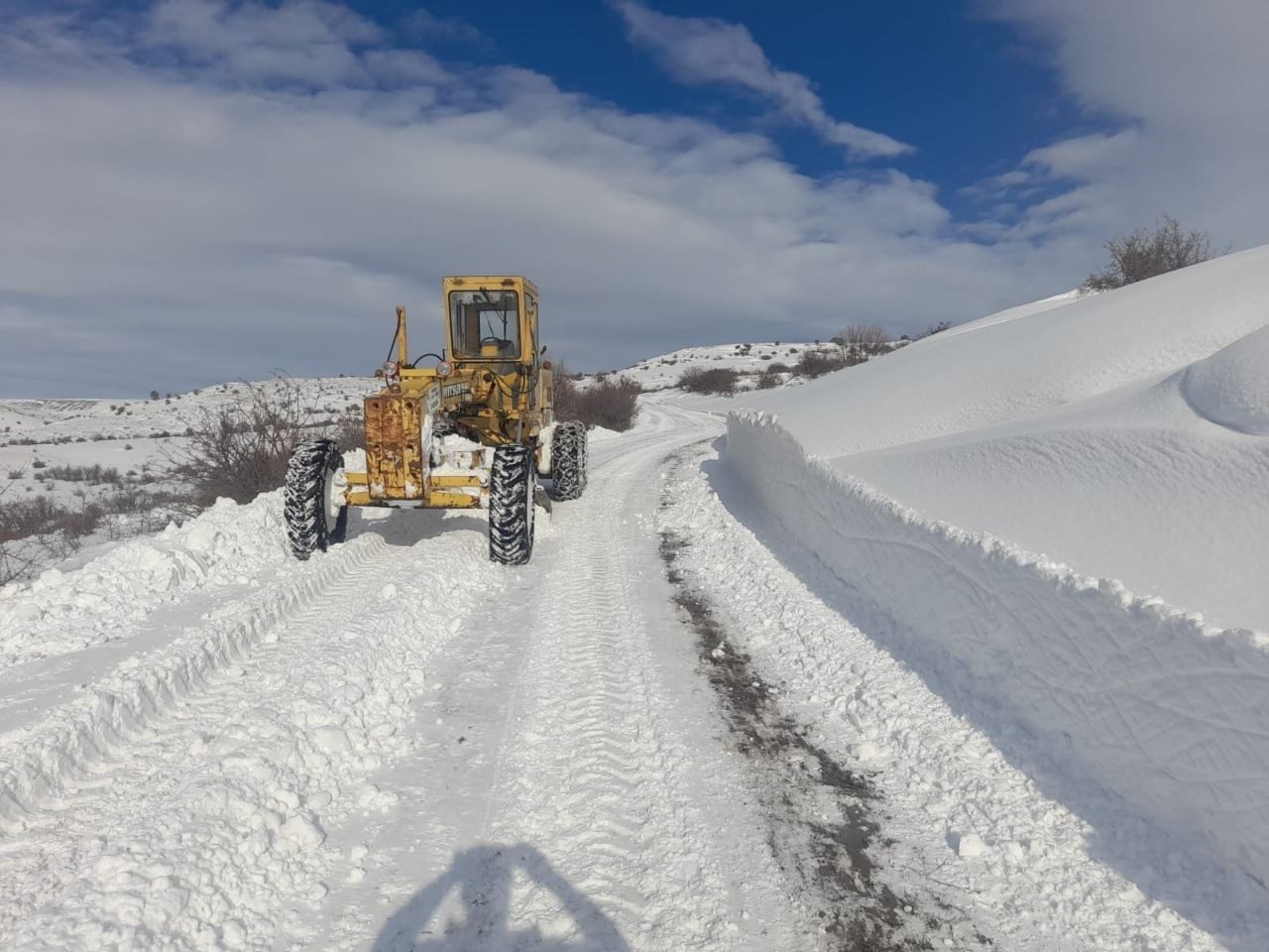 Erzincan’da etkili olan kar ve tipi nedeniyle ulaşıma kapanan köy
