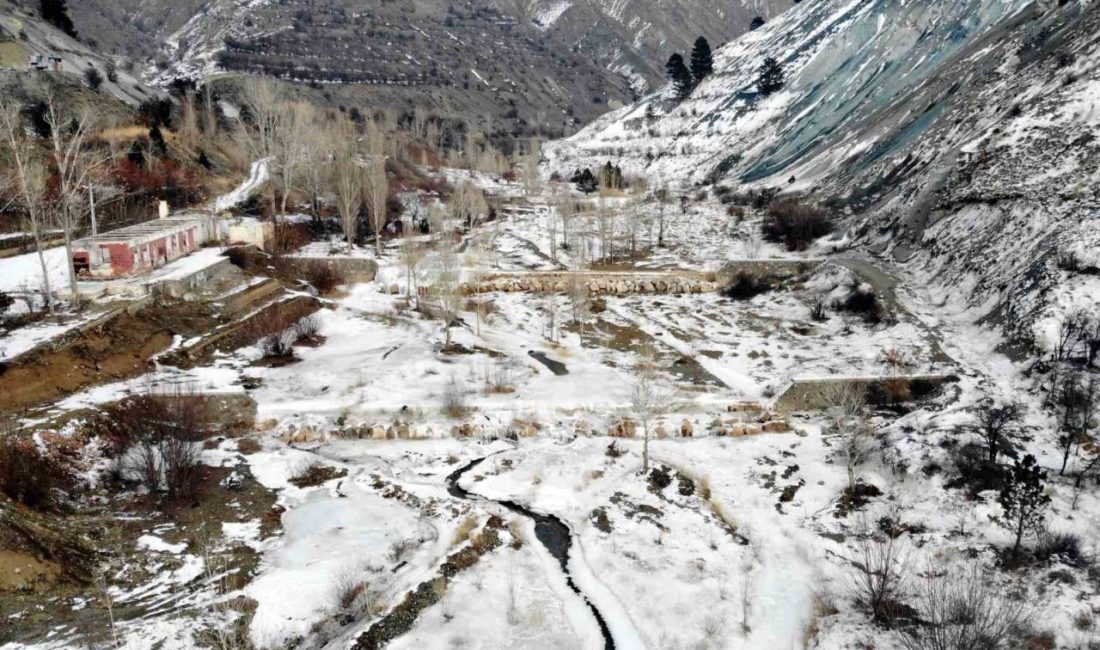 Erzincan’da gece sıcaklıklarının eksi 15 dereceye kadar düşmesiyle göletler, dereler