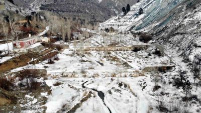 Erzincan’da gece sıcaklıklarının eksi 15 dereceye kadar düşmesiyle göletler, dereler