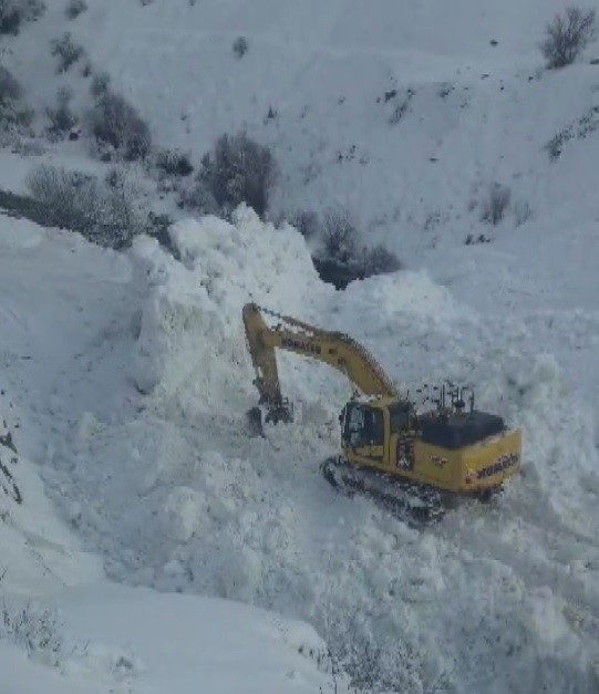 Erzincan’ın Kemaliye ilçesine bağlı Başbağlar köy yolunda çığ meydana geldi.