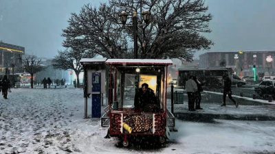 Erzincan kent merkezinde akşam saatlerinde başlayan kar yağışı, cadde ve