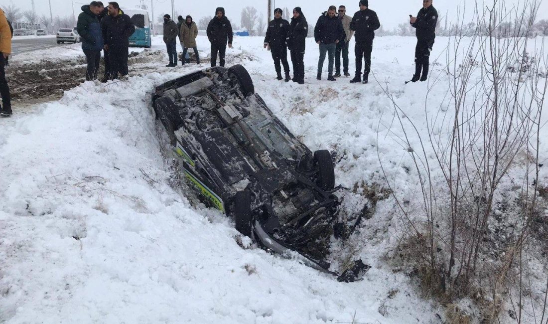Erzincan-Sivas karayolunda meydana gelen trafik kazasında iki polis memuru yaralandı.