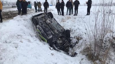 Erzincan-Sivas karayolunda meydana gelen trafik kazasında iki polis memuru yaralandı.
