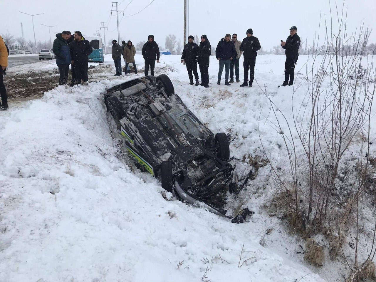 Erzincan-Sivas karayolunda meydana gelen trafik kazasında iki polis memuru yaralandı.