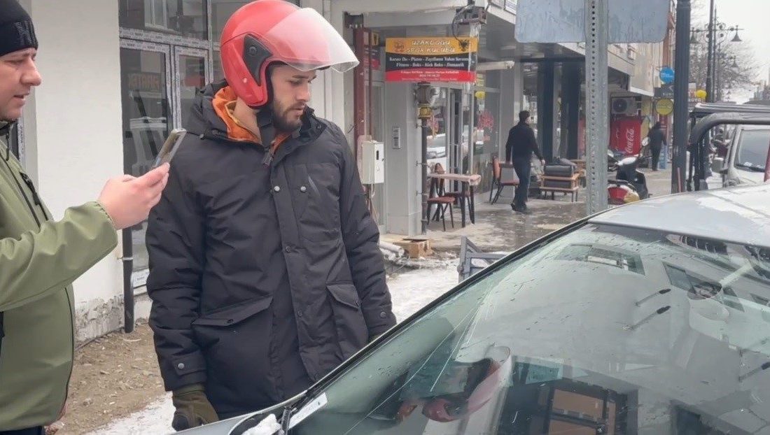 Erzincan’da Recep Yazıcıoğlu Caddesi üzerinde bir binadan kopan su tahliye