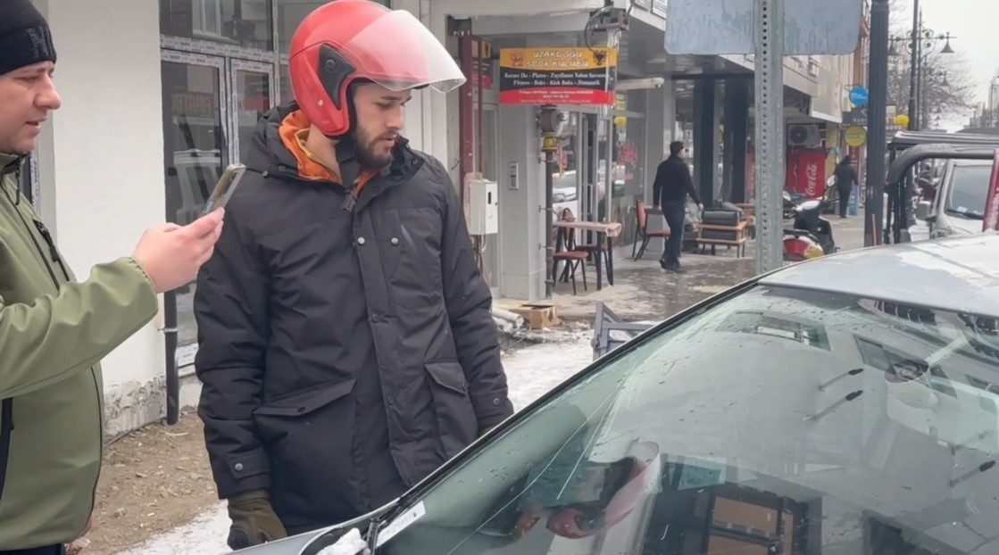 Erzincan’da Recep Yazıcıoğlu Caddesi üzerinde bir binadan kopan su tahliye