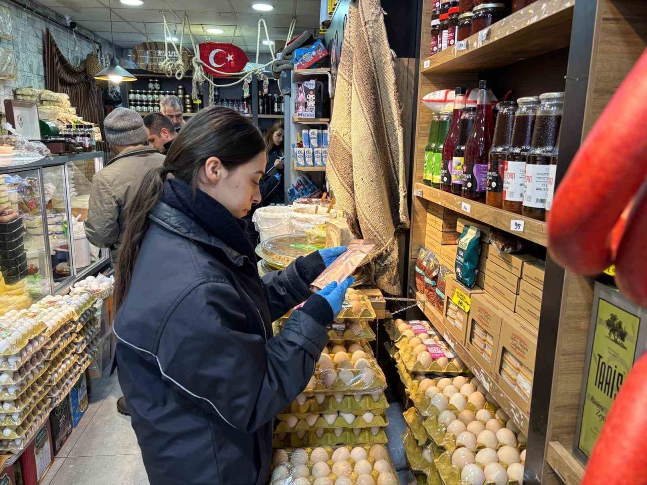 Vatandaşların sağlıklı ve güvenilir gıdaya ulaşmasını sağlamak amacıyla zabıta ekiplerince