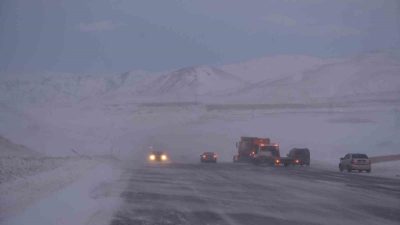 Erzurum-Artvin karayolunun Güzelyayla Geçidi’nde etkili olan tipi, sürücülere zor anlar