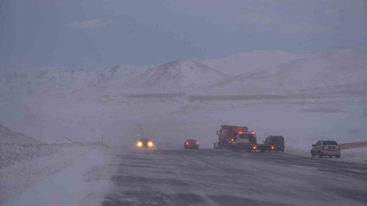 Erzurum-Artvin karayolunun Güzelyayla Geçidi’nde etkili olan tipi, sürücülere zor anlar