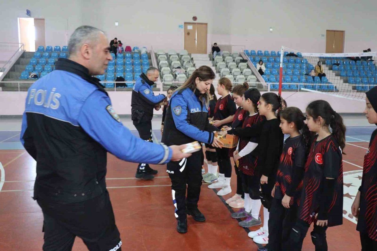 Erzurum Emniyet Müdürlüğü’ne bağlı ekipler, çocuklara yönelik aktivitelere sömestri tatilinde