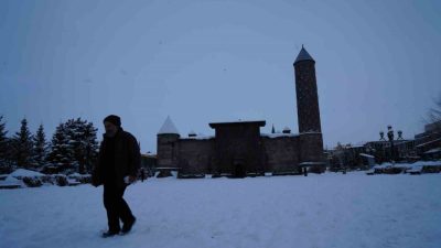 Erzurum’da kar yağışı nedeniyle 690 mahallenin yolu ulaşıma kapandı. Ekipler