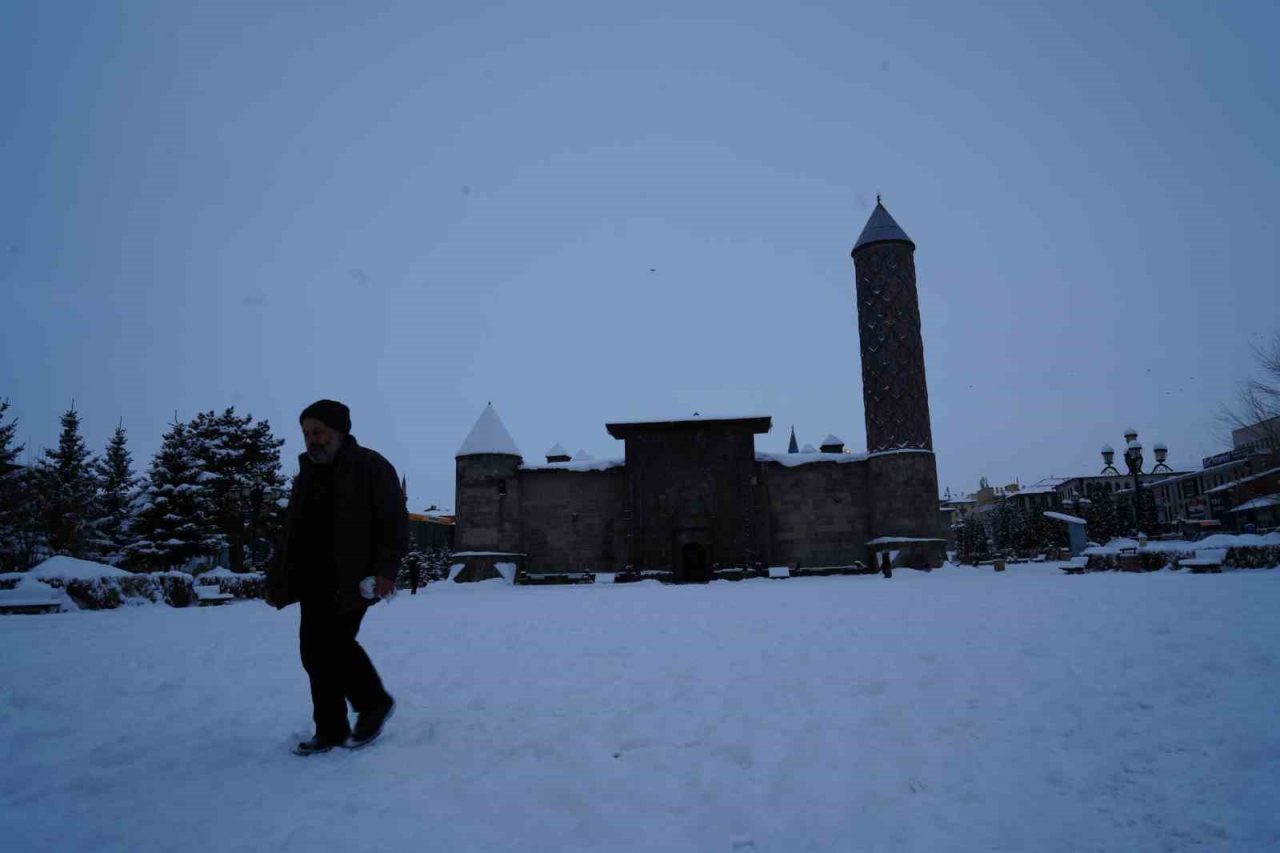 Erzurum’da kar yağışı nedeniyle 690 mahallenin yolu ulaşıma kapandı. Ekipler