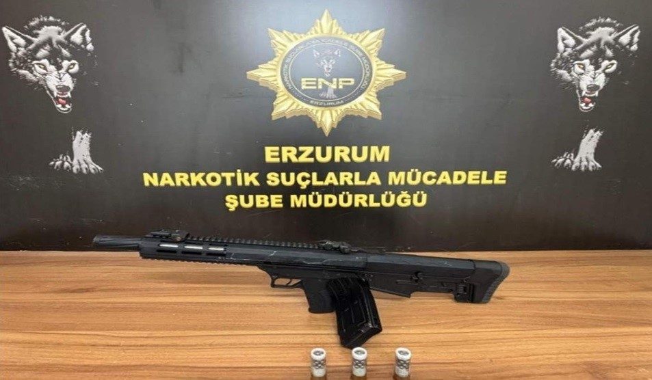 Erzurum’da polisin düzenlediği operasyonda 937 gram uyuşturucu maddesi ele geçirildi.