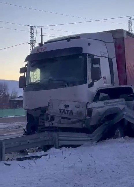 Erzurum’da etkili olan yoğun kar yağışı sonrası buzlanan yollar trafik