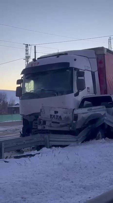 Erzurum’da etkili olan yoğun kar yağışı sonrası buzlanan yollar trafik