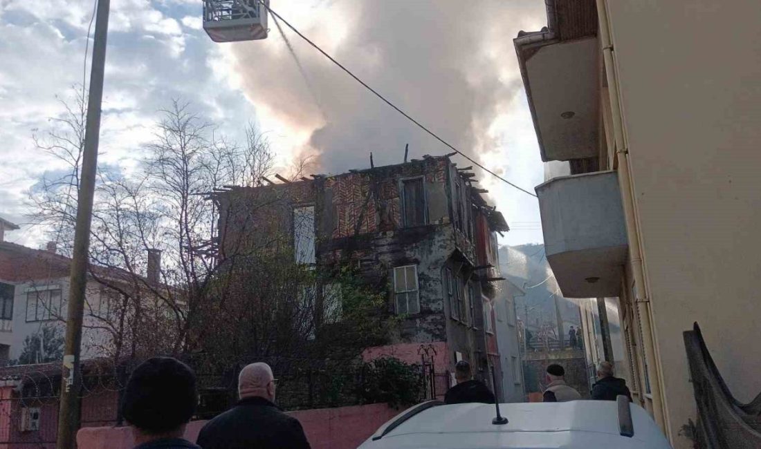 Kocaeli’nin Karamürsel ilçesinde 3 katlı evde elektrikli sobadan çıkan yangın,