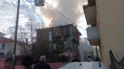 Kocaeli’nin Karamürsel ilçesinde 3 katlı evde elektrikli sobadan çıkan yangın,