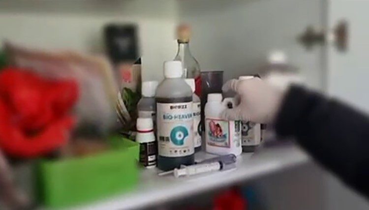 Sakarya’nın Geyve ilçesinde polis ekiplerince yapılan operasyonda evin bir odasını