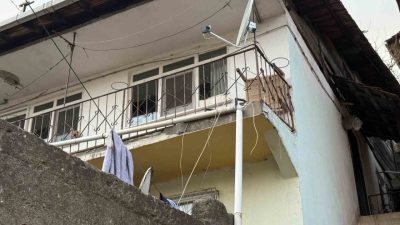 Kocaeli’nin İzmit ilçesinde bir evde meydana gelen zemin çökmesi ve