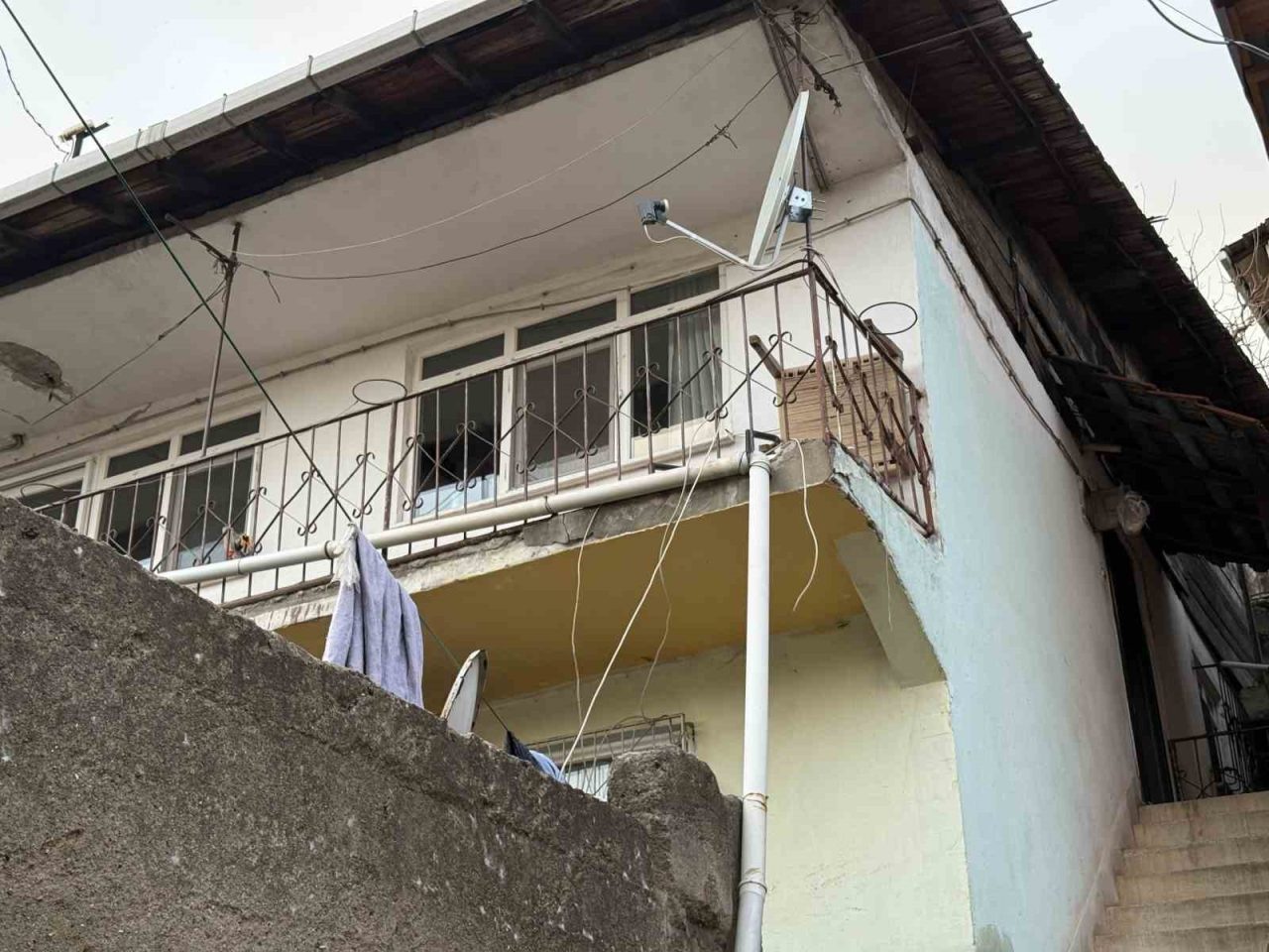 Kocaeli’nin İzmit ilçesinde bir evde meydana gelen zemin çökmesi ve