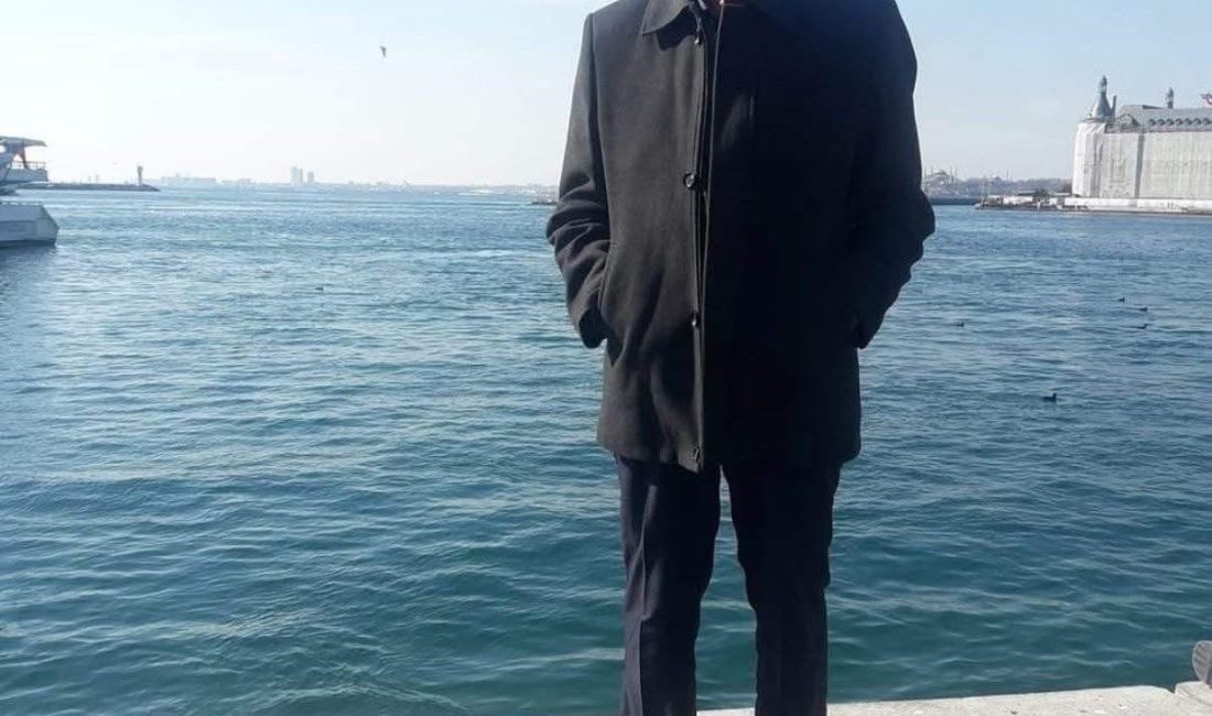 Gümüşhane’nin Kürtün ilçesinde karlı yolda kontrolden çıkan kamyonetin dere yatağına