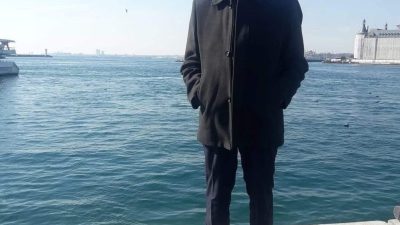 Gümüşhane’nin Kürtün ilçesinde karlı yolda kontrolden çıkan kamyonetin dere yatağına