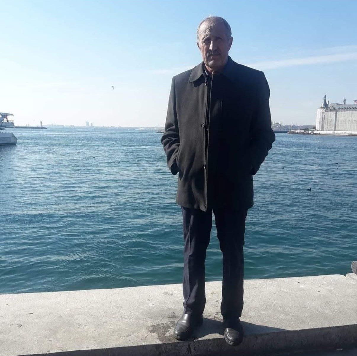 Gümüşhane’nin Kürtün ilçesinde karlı yolda kontrolden çıkan kamyonetin dere yatağına