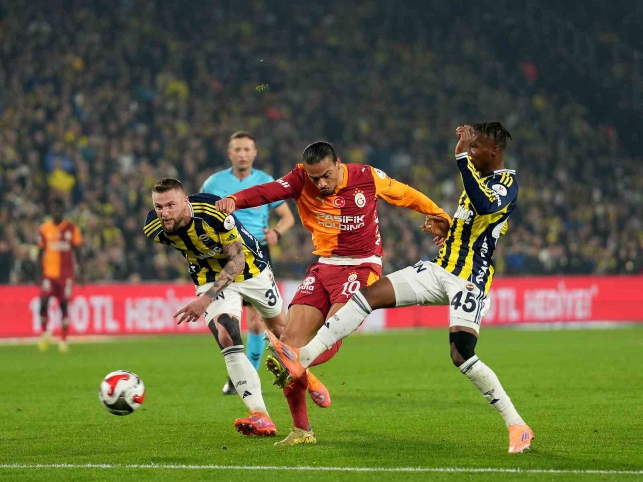 Galatasaray ile Fenerbahçe arasında oynanan son 10 derbide sarı-kırmızılılar 5,