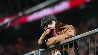 Galatasaraylı taraftarlar, Gaziantep FK maçında yaptıkları tezahüratlarla yönetime tepki gösterdi.