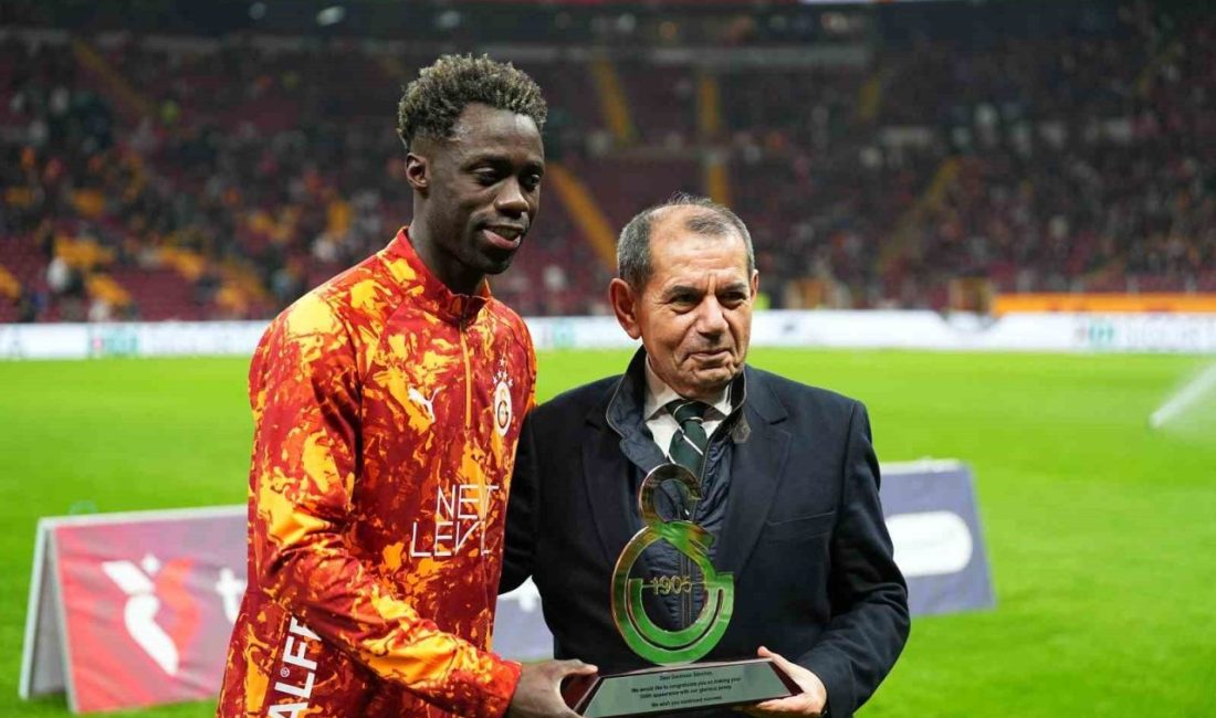 Galatasaray Başkanı Dursun Özbek, sarı-kırmızılılarda 100. maçına çıkan Kolombiyalı futbolcu