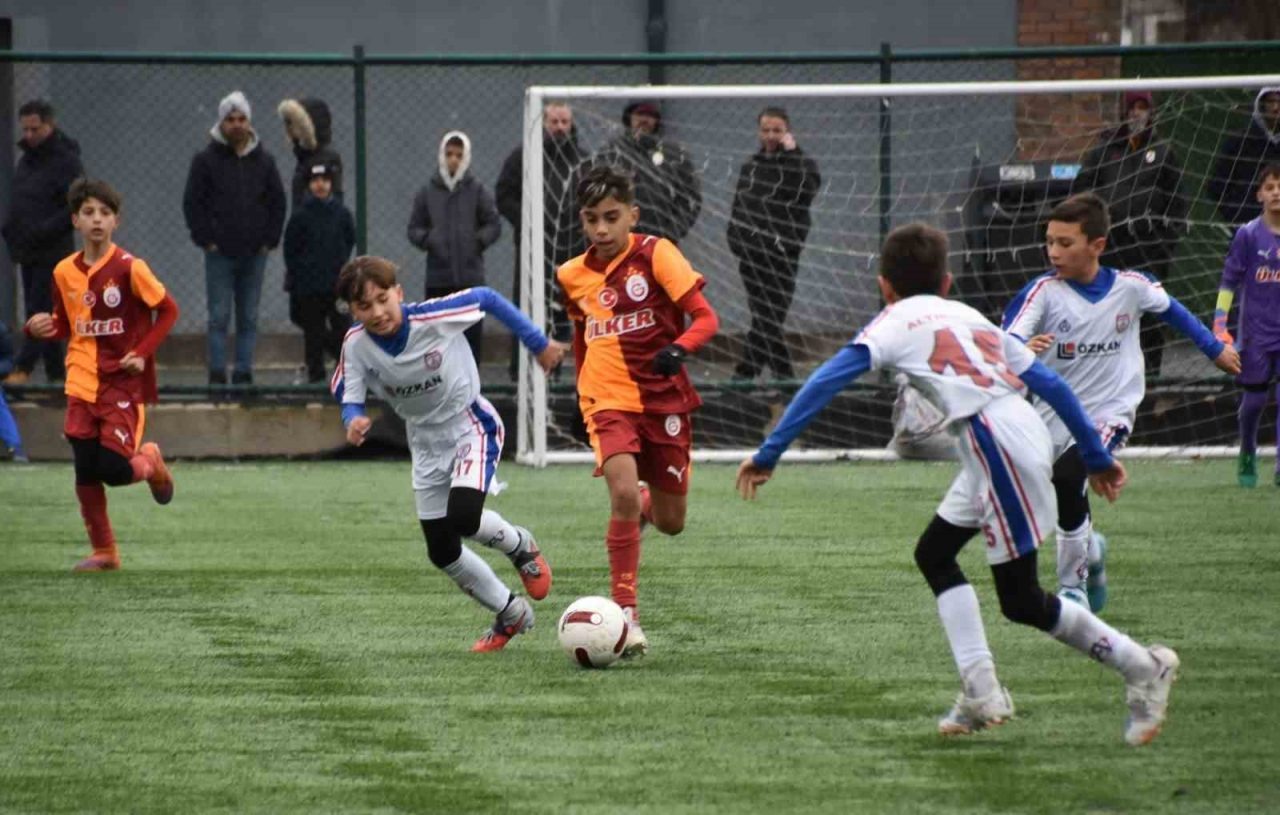 Balıkesir Büyükşehir Belediyesi ile Büyükşehir Belediyespor iş birliğinde düzenlenen U-11