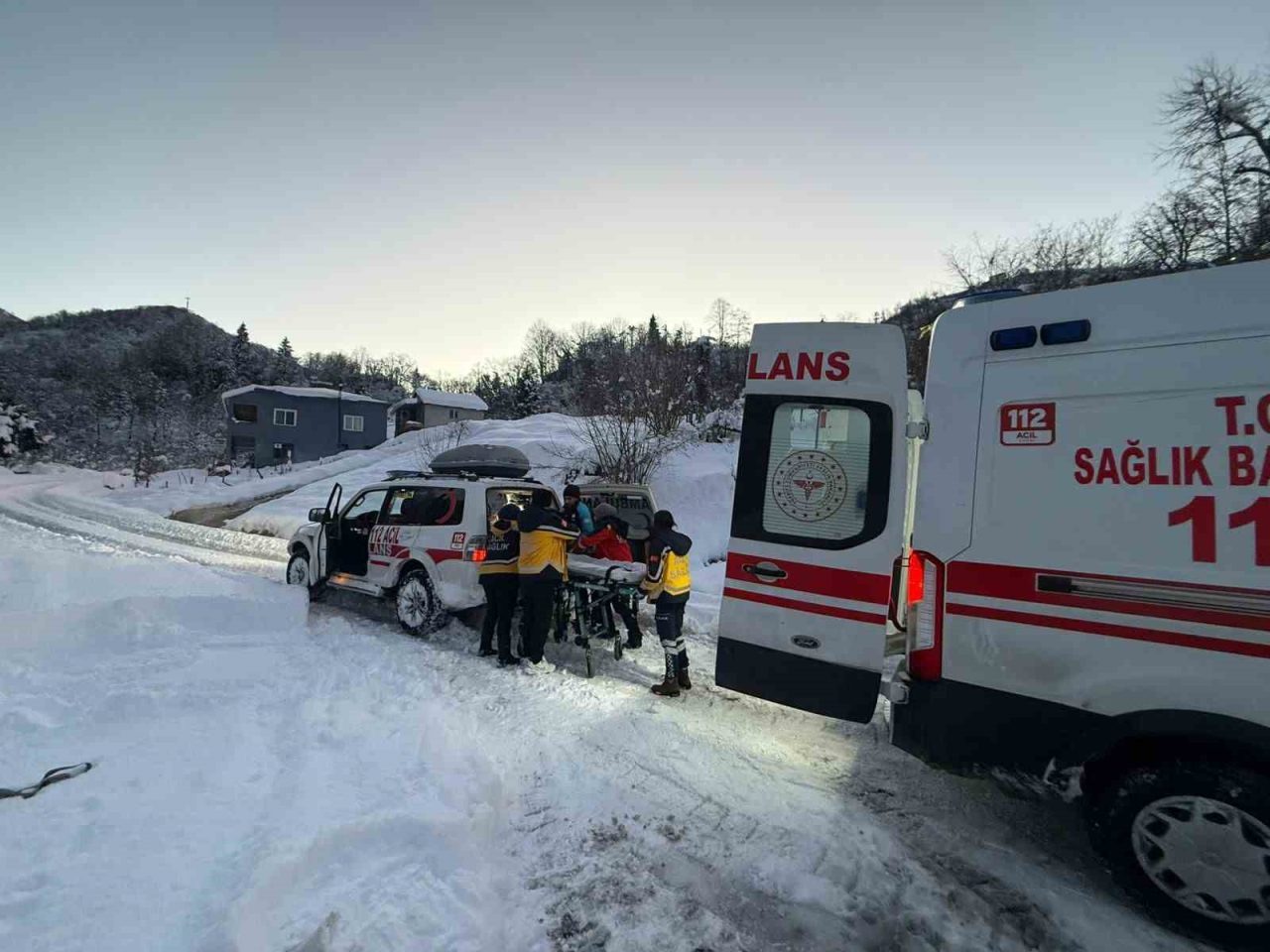 Giresun’un Keşap ilçesine bağlı Çamlıca köyünde yoğun kar yağışı nedeniyle