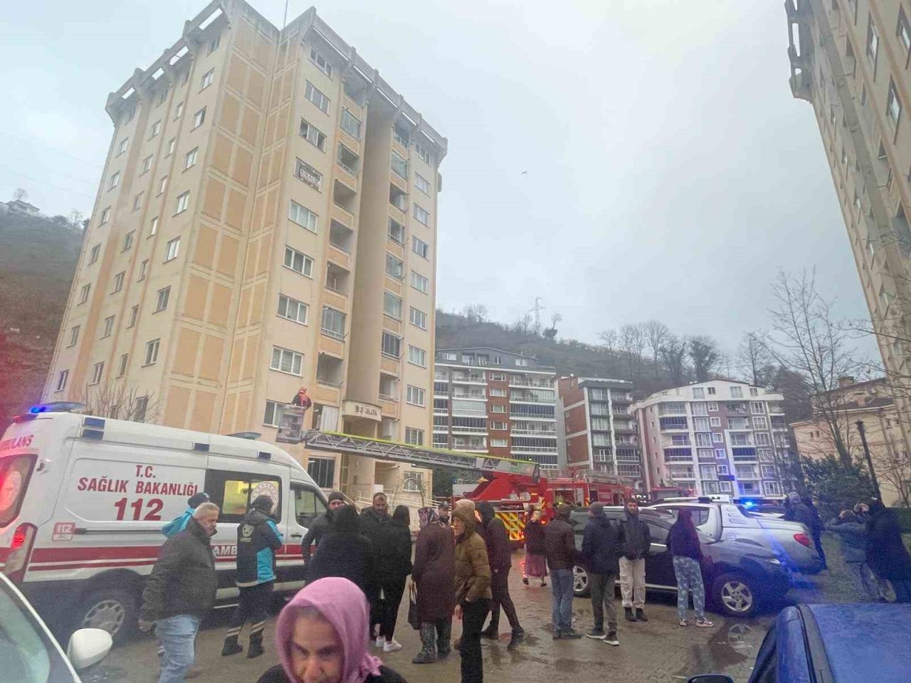 Giresun’un Teyyaredüzü mahallesi Batlama TOKİ konutlarında çıkan yangın paniğe neden