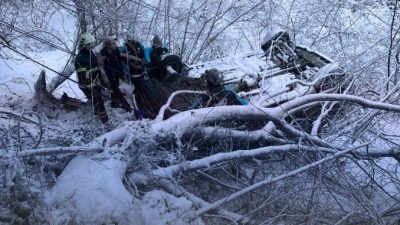 Giresun’da yoğun kar yağışı nedeniyle kontrolden çıkan otomobilin fındık bahçesine