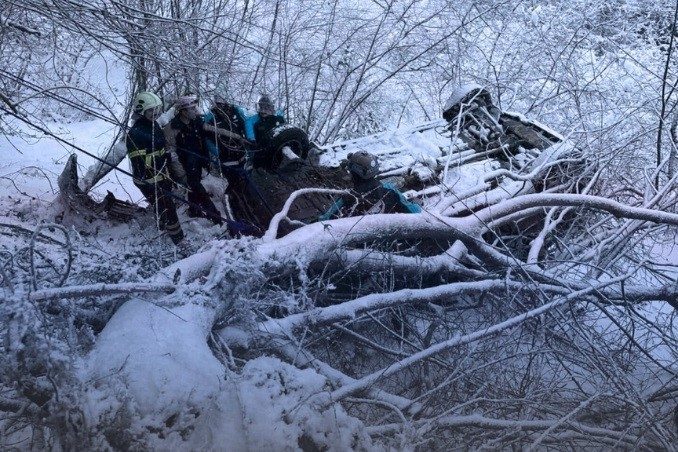 Giresun’da yoğun kar yağışı nedeniyle kontrolden çıkan otomobilin fındık bahçesine