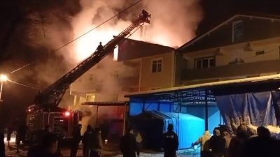 Zonguldak’ın Gökçebey ilçesinde 3 katlı binanın çatı katı, çıkan yangında