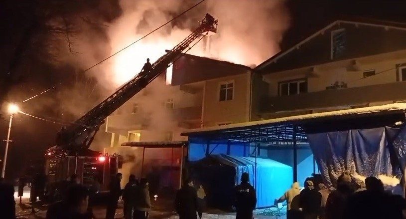 Zonguldak’ın Gökçebey ilçesinde 3 katlı binanın çatı katı, çıkan yangında