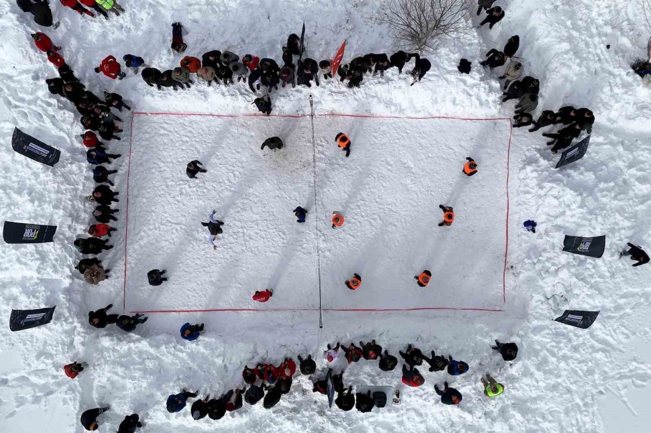 Gümüşhane merkeze bağlı Yenice Köyü, 33 yıldır süregelen geleneksel kar