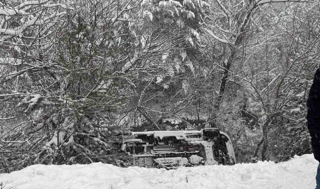 Gümüşhane’nin Torul ilçesinde kış şartları nedeniyle kontrolden çıkan ambulans dere