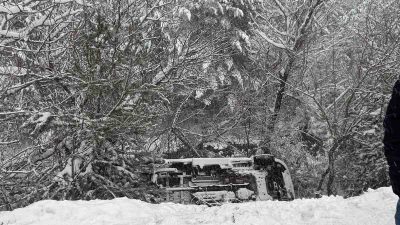 Gümüşhane’nin Torul ilçesinde kış şartları nedeniyle kontrolden çıkan ambulans dere